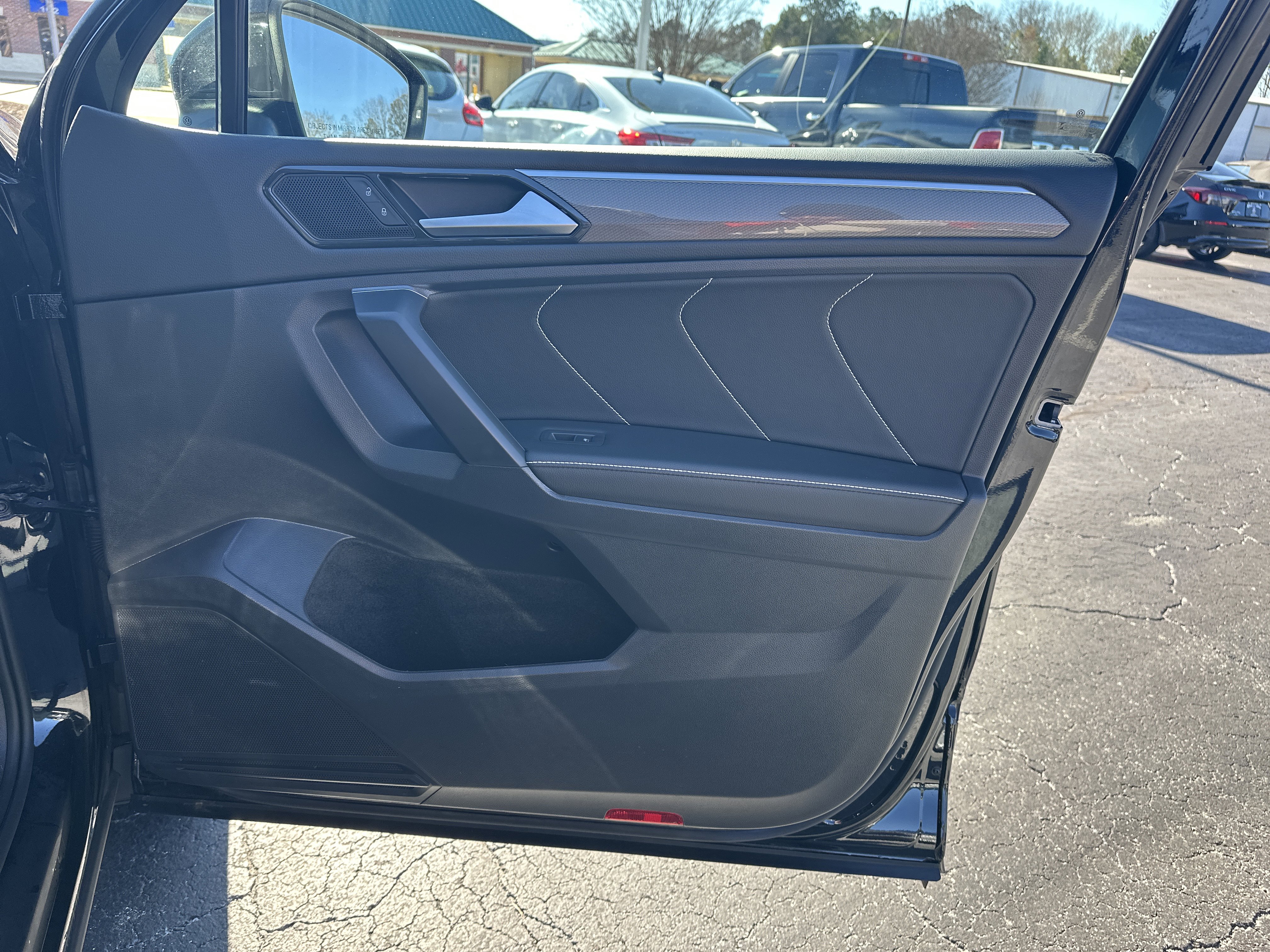 Used 2023 Volkswagen Tiguan SE R-Line image 15