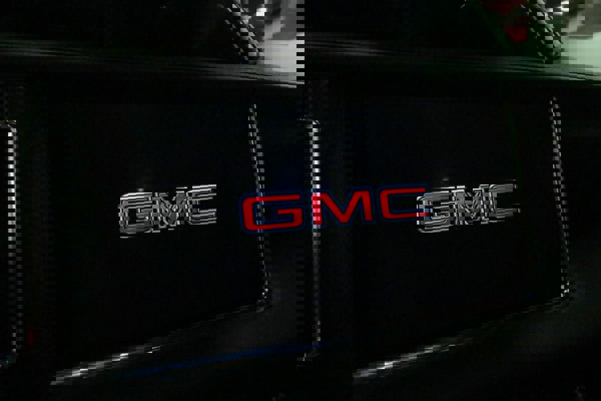 Used 2022 GMC Yukon XL Denali image 8