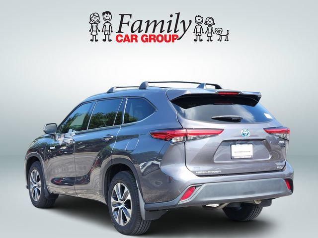 Used 2021 Toyota Highlander XLE AWD/4WD image 3