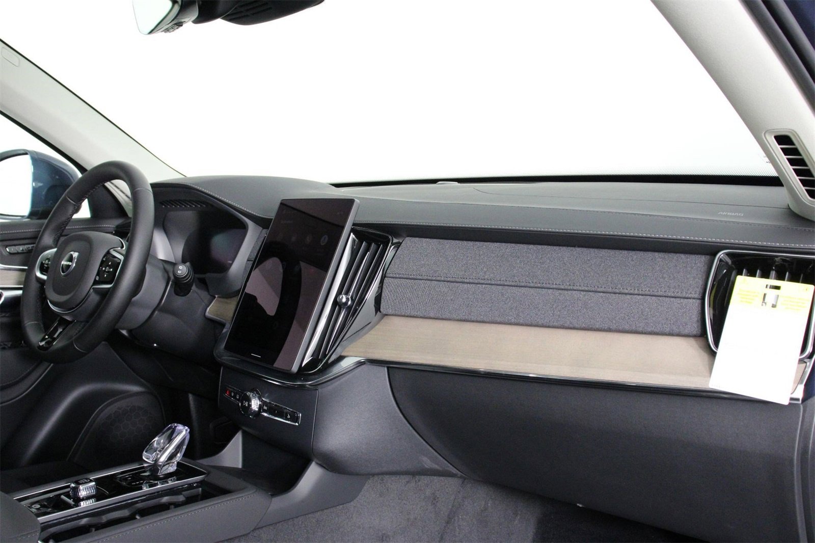 New 2025 Volvo XC90 B6 Core image 9