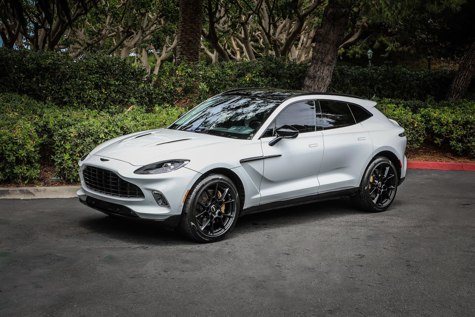 Used 2022 Aston Martin DBX AWD/4WD image 2