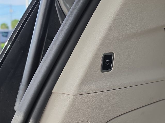 Used 2023 Chrysler Pacifica Touring-L FWD image 7