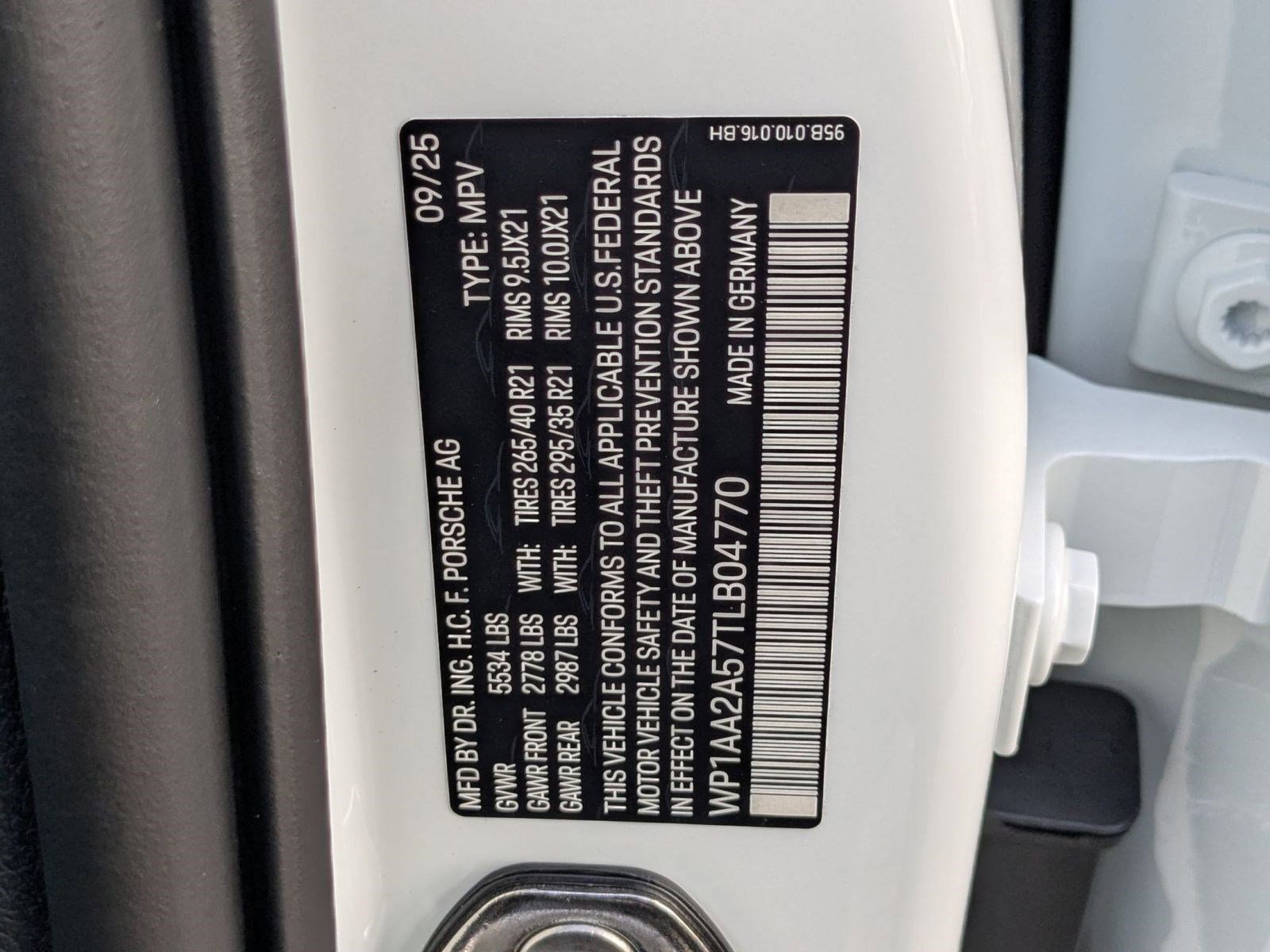 Certified 2026 Porsche Macan AWD/4WD image 30