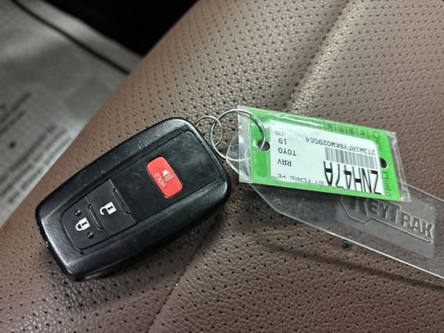 Used 2019 Toyota RAV4 XLE w/ Phone Cable & Charge Package image 28