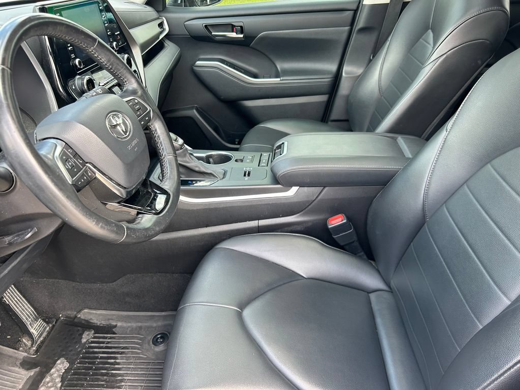 Used 2021 Toyota Highlander XLE FWD image 11