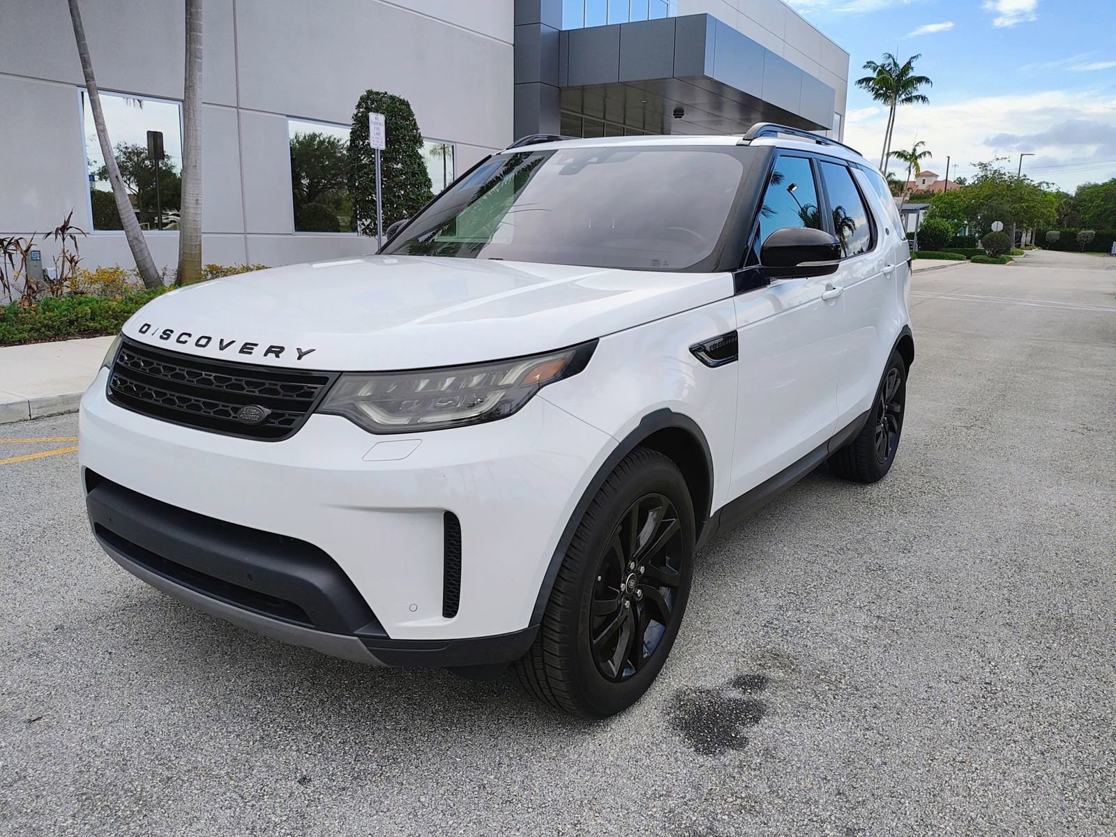Used 2017 Land Rover Discovery SE image 2