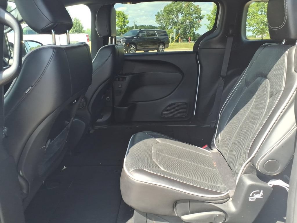 Used 2025 Chrysler Pacifica Limited FWD image 9