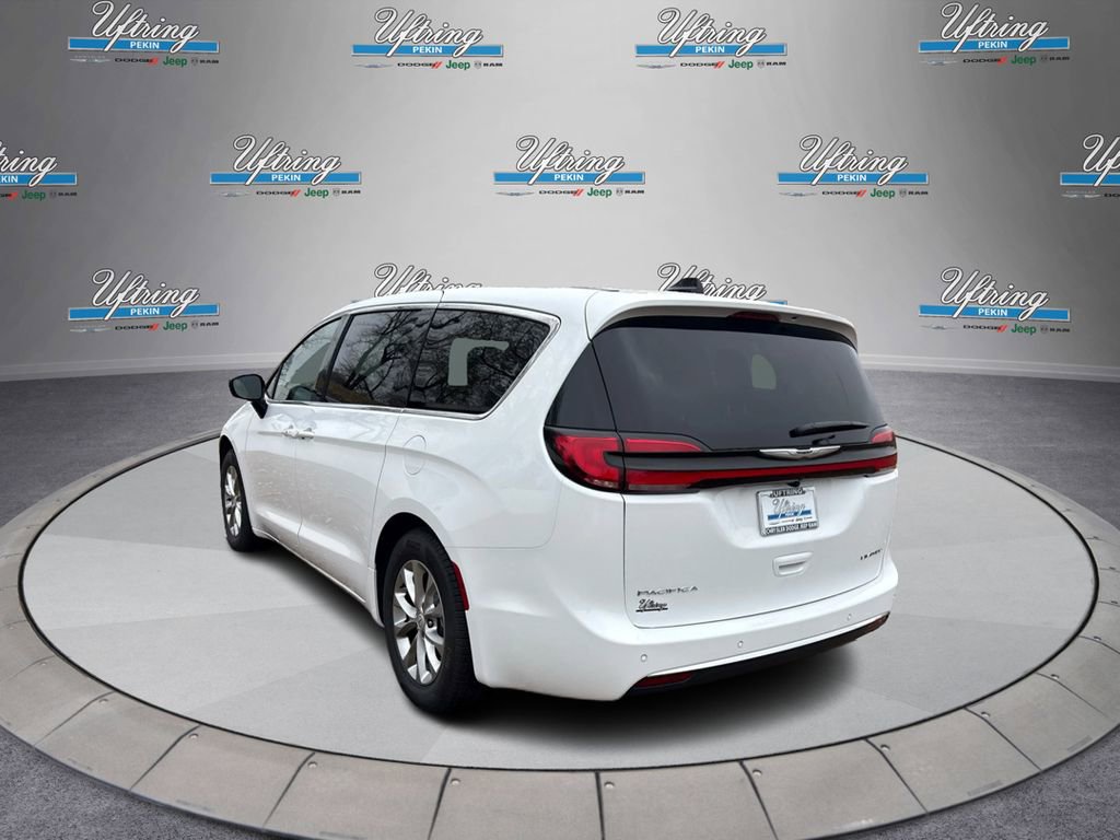New 2026 Chrysler Pacifica Limited w/ Uconnect Theater Family Group image 5
