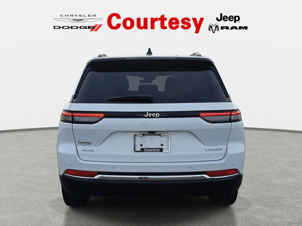 Used 2025 Jeep Grand Cherokee Laredo w/ Luxury Tech Group I image 3