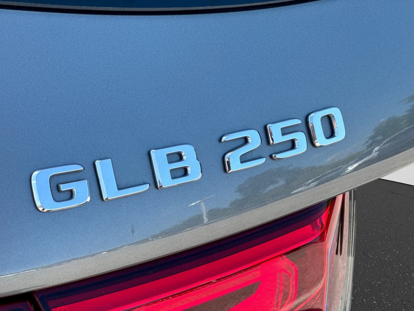 Used 2023 Mercedes-Benz GLB 250 w/ Premium Package image 19