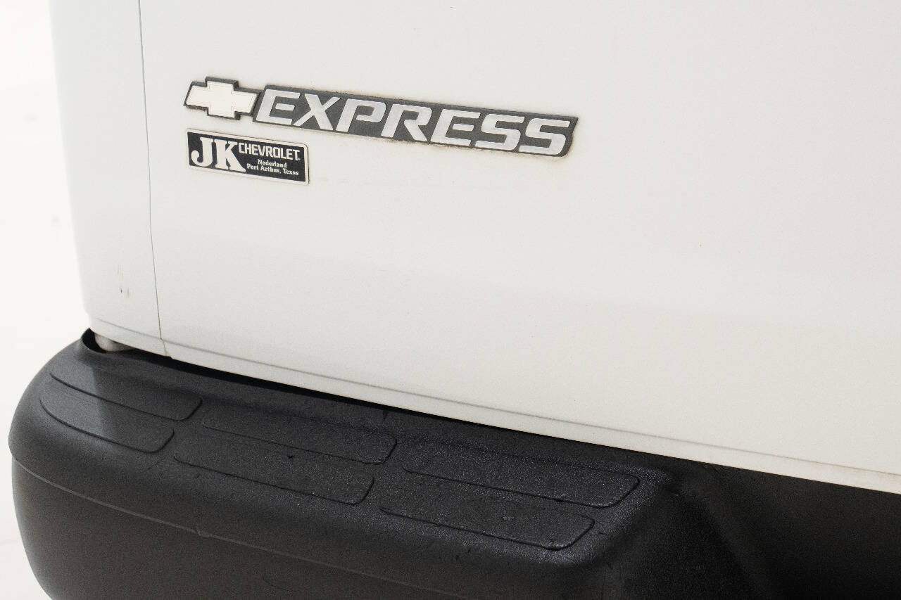 Used 2017 Chevrolet Express 2500 Extended image 16