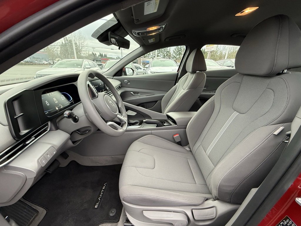 Certified 2025 Hyundai Elantra SE image 12