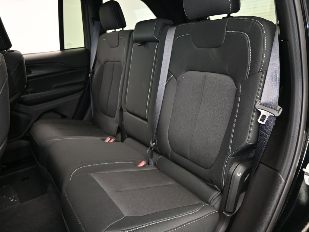 Used 2025 Jeep Grand Cherokee Laredo image 29