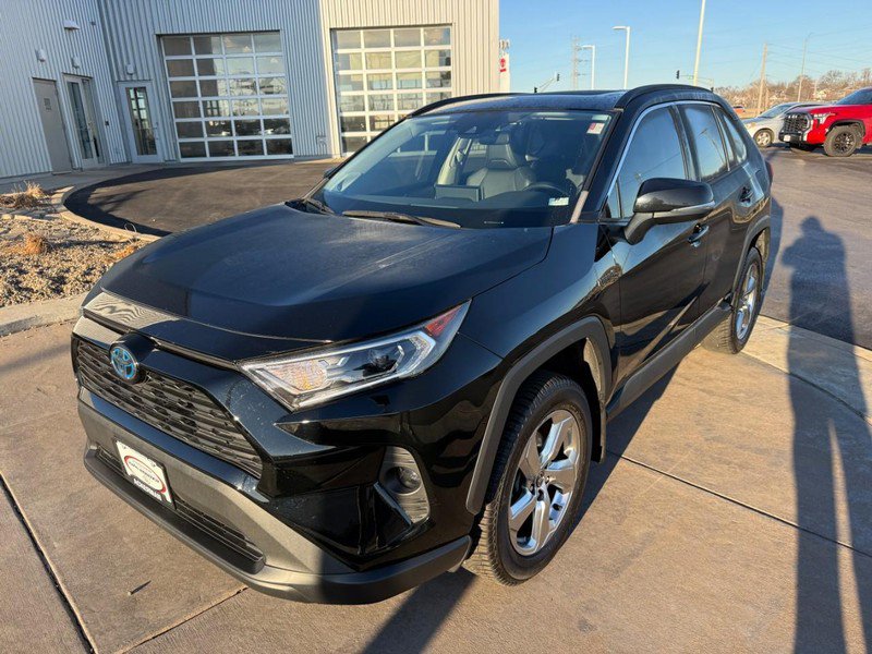 Used 2021 Toyota RAV4 XLE Premium image 11