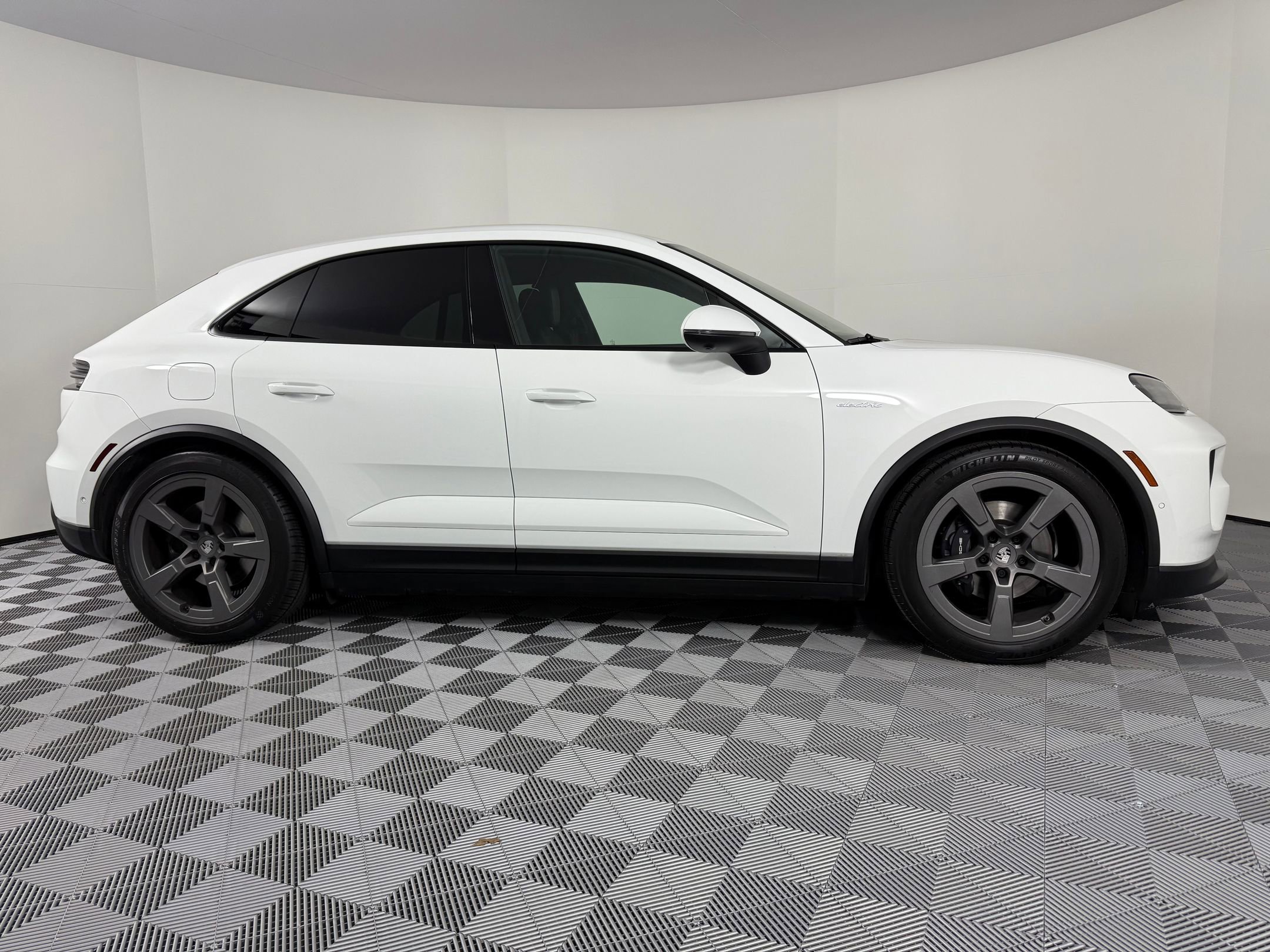 New 2025 Porsche Macan Electric image 8
