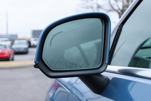 Used 2025 Volvo XC40 B5 Plus image 8