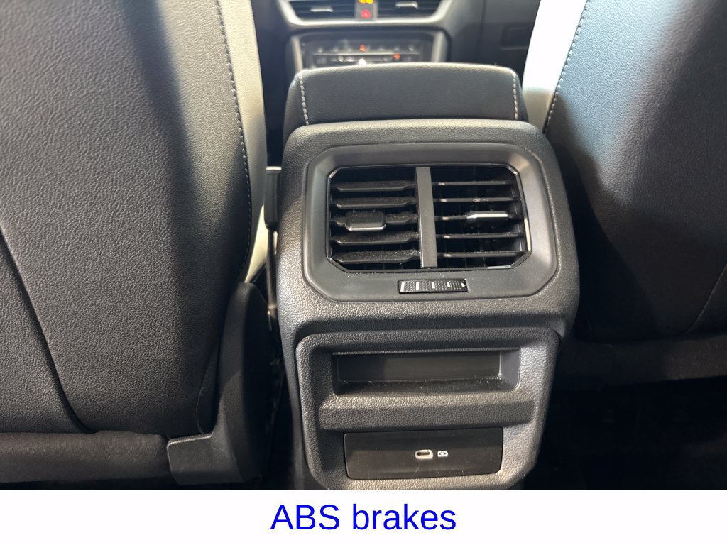 Used 2025 Volkswagen Taos SE AWD/4WD image 32