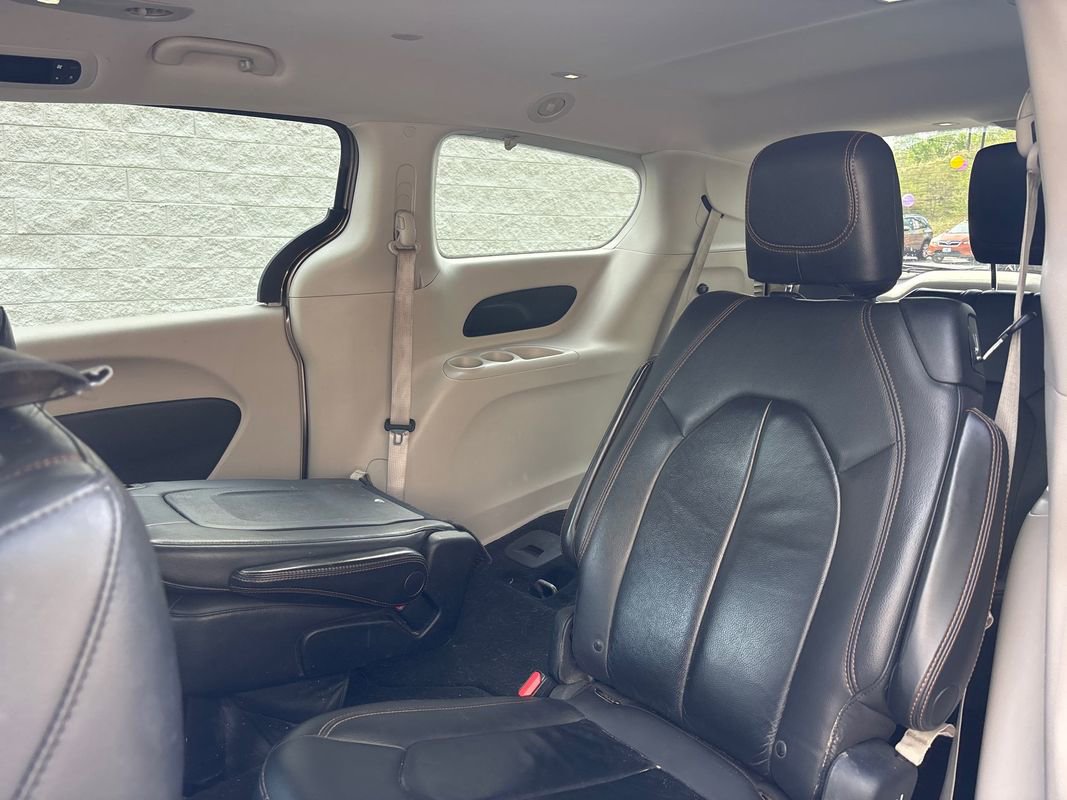 Used 2017 Chrysler Pacifica Touring-L image 12