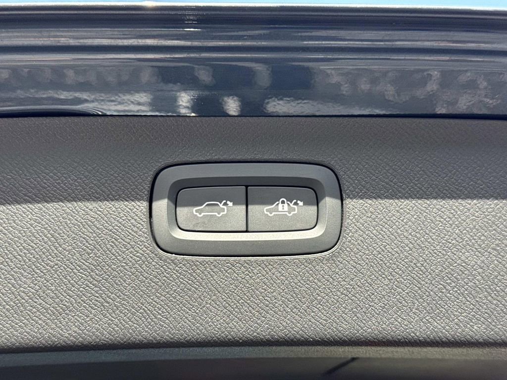 Used 2023 Volvo XC90 B6 Ultimate w/ Protection Package Premier image 12