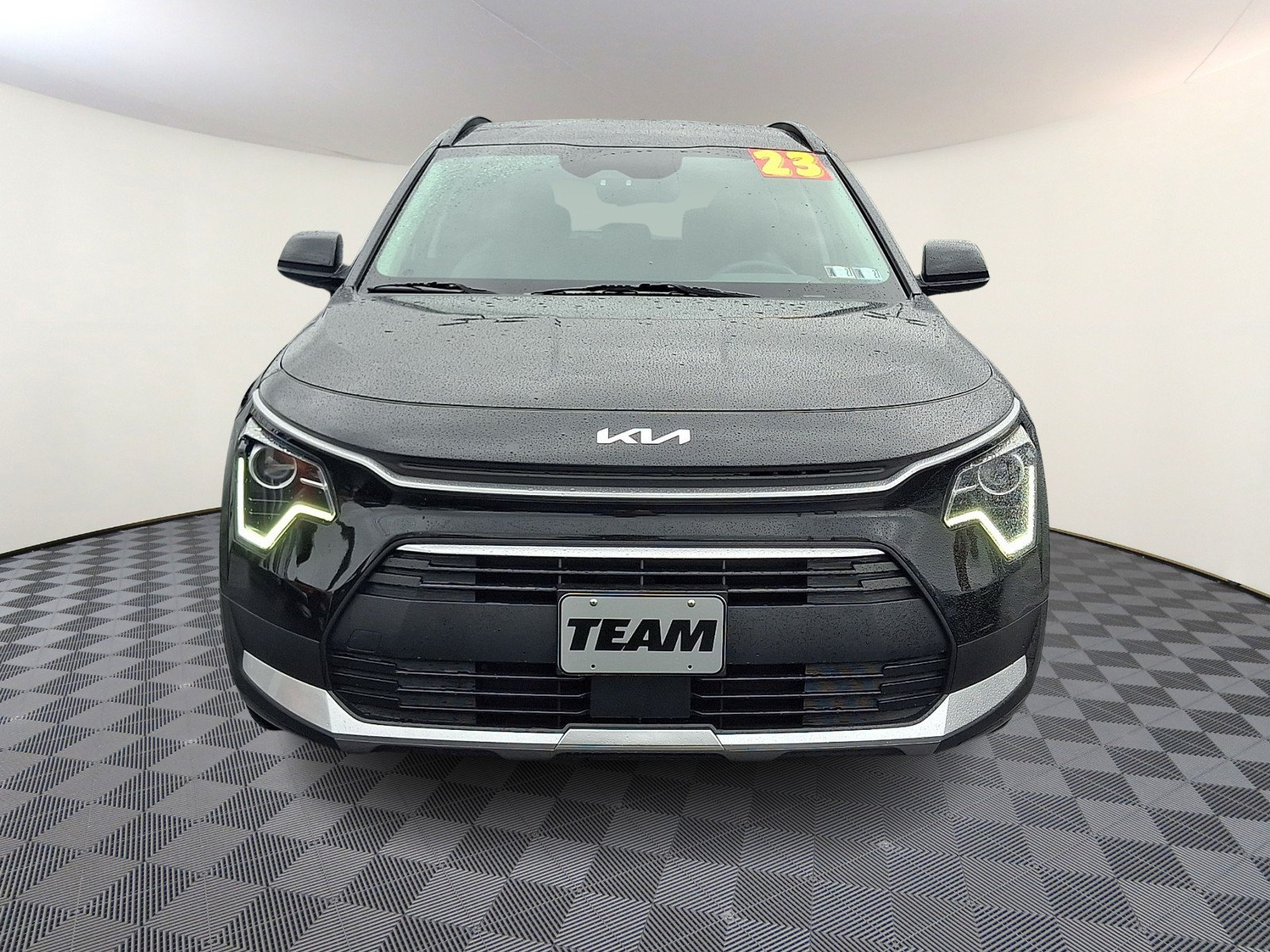 Used 2023 Kia Niro EX FWD image 2