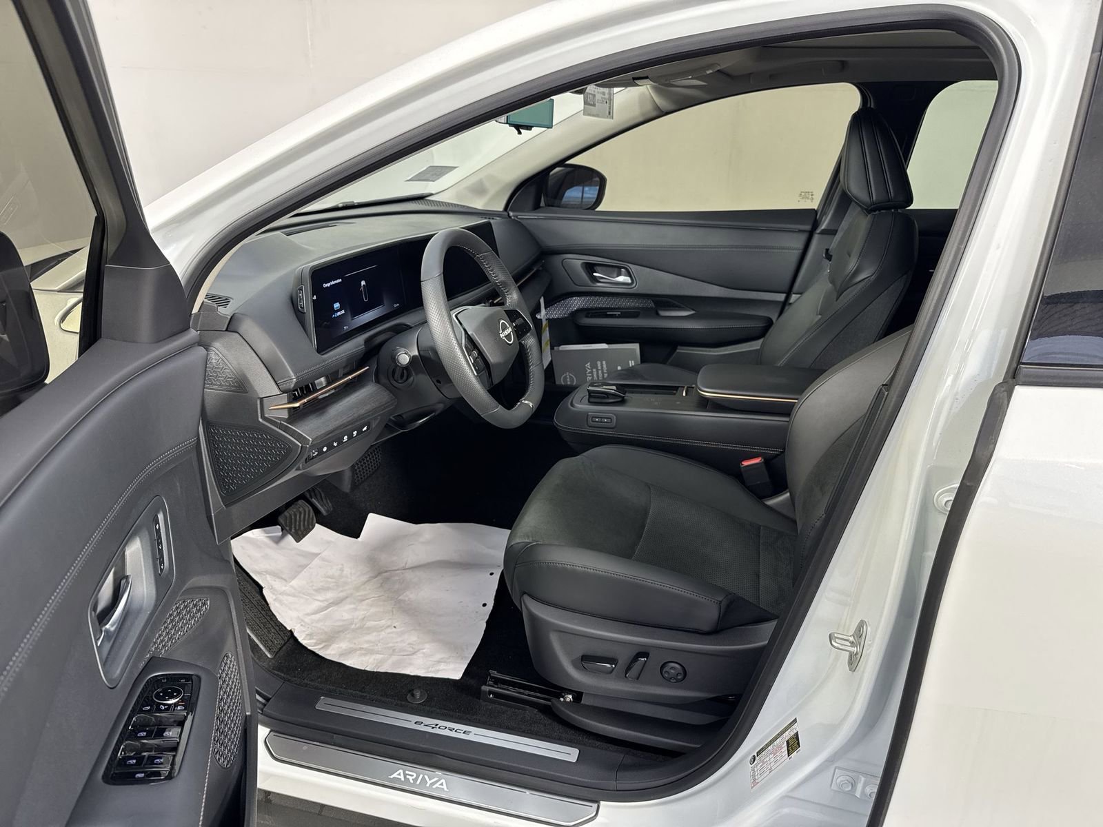 New 2025 Nissan Ariya AWD image 4