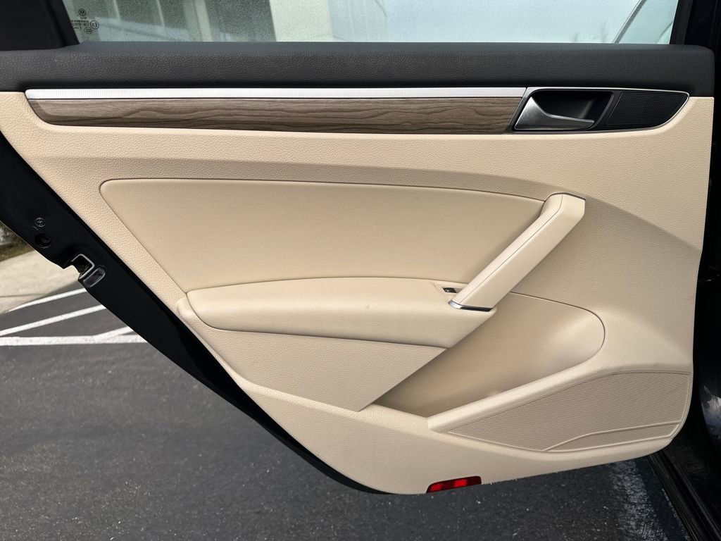 Used 2018 Volkswagen Passat 2.0T SE w/ SE Lighting Package image 13