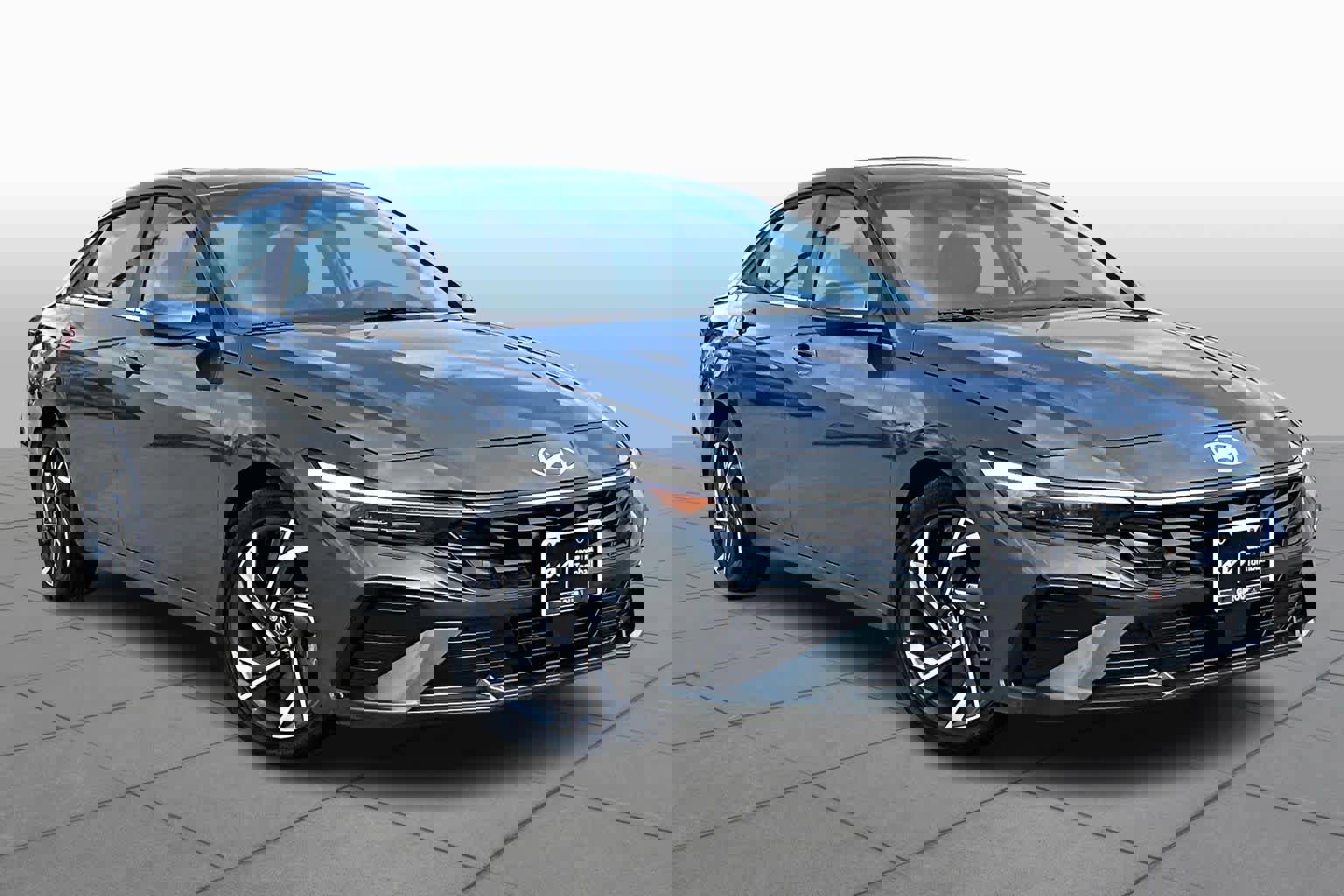 Used 2025 Hyundai Elantra Limited image 2