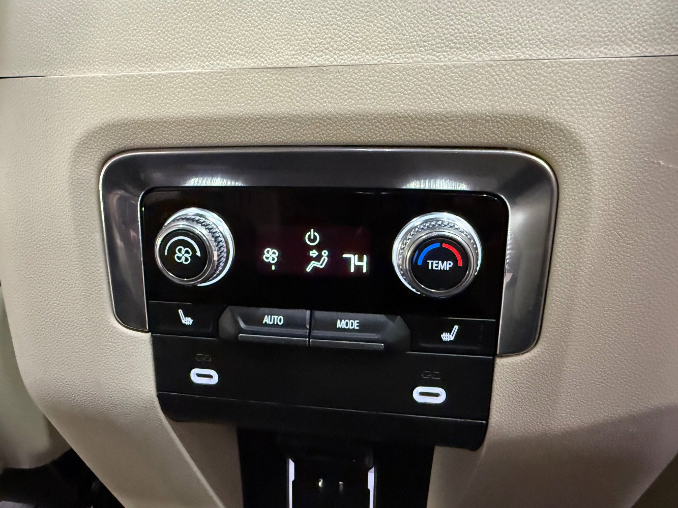 Used 2021 GMC Yukon XL Denali w/ Denali Premium Package image 27