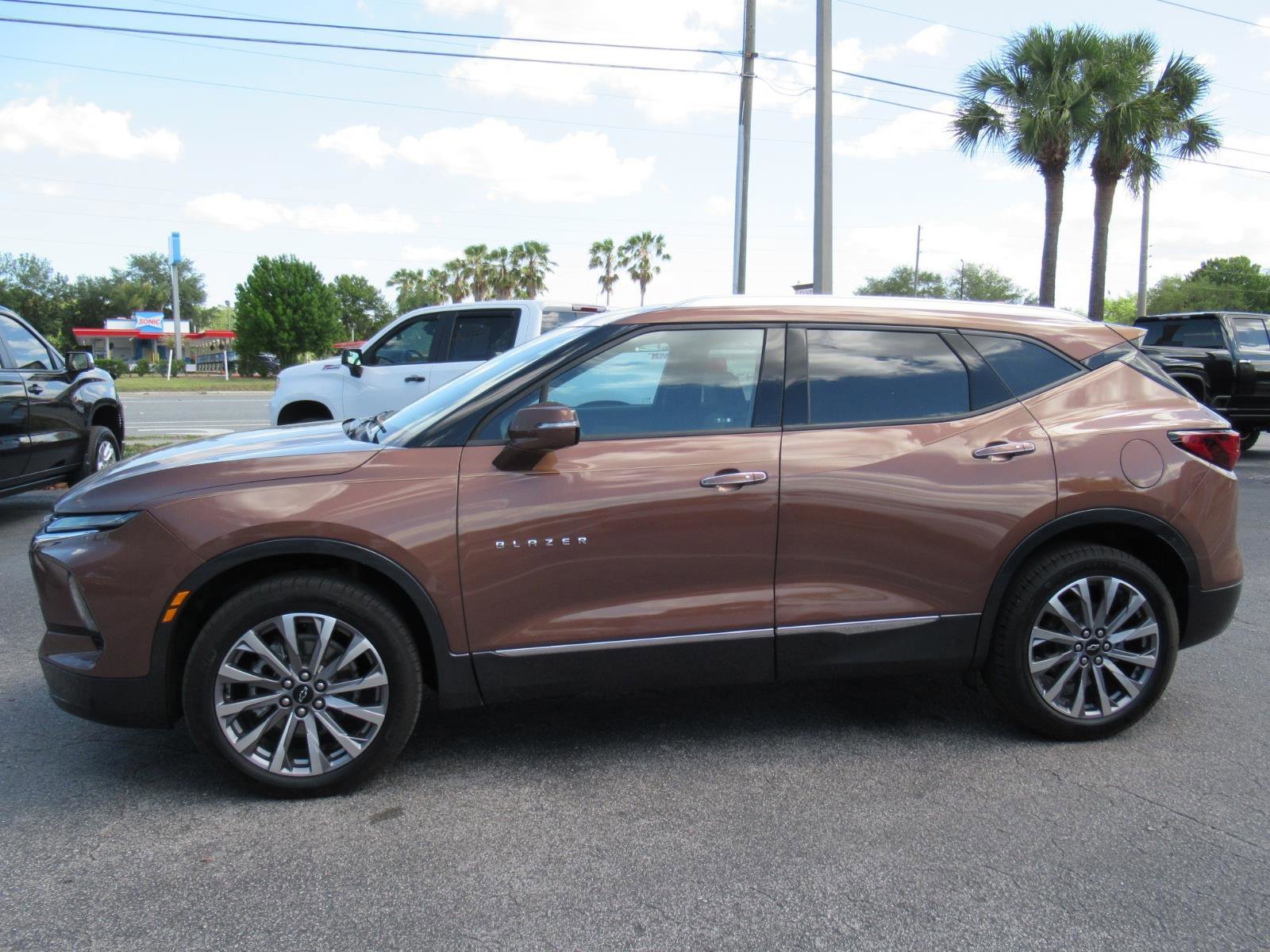Used 2023 Chevrolet Blazer Premier w/ Driver Confidence II Package FWD image 2