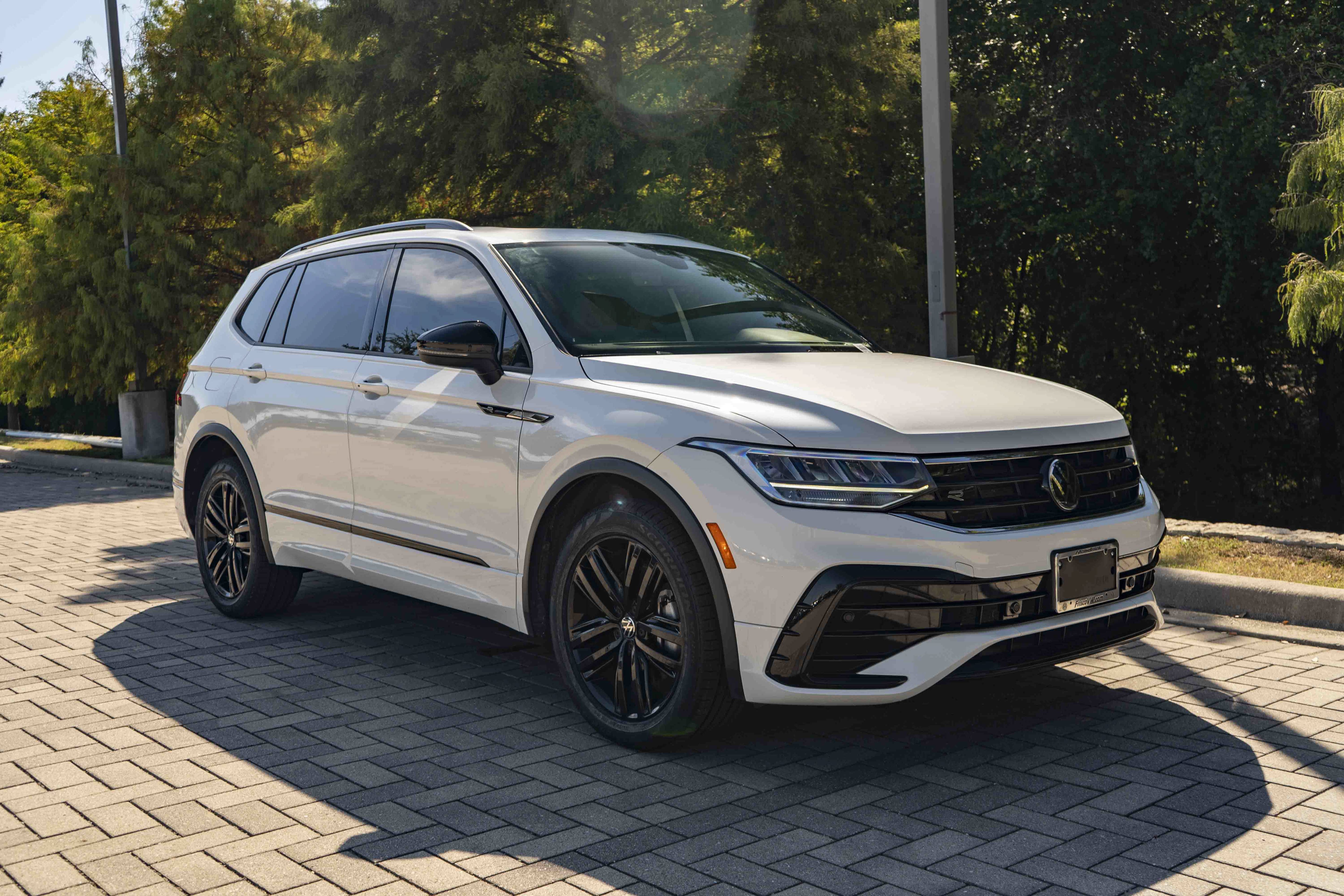 Certified 2022 Volkswagen Tiguan SE R-Line FWD image 2