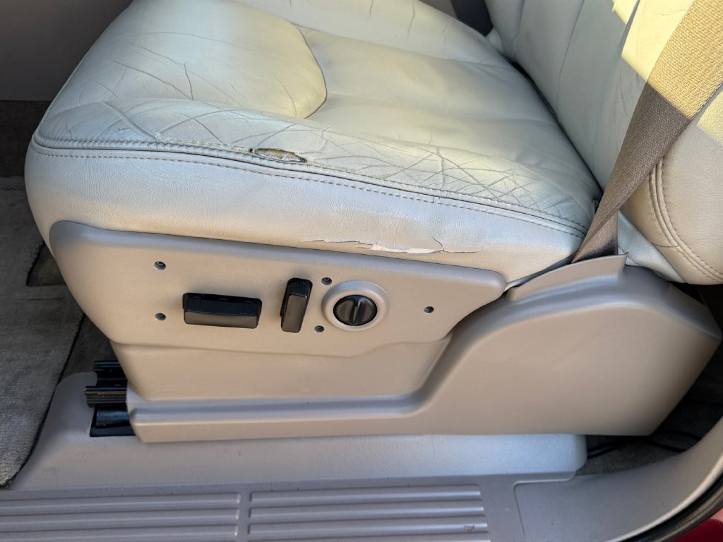 Used 2006 GMC Yukon SLT w/ SLT Preferred Equipment Group AWD/4WD image 16