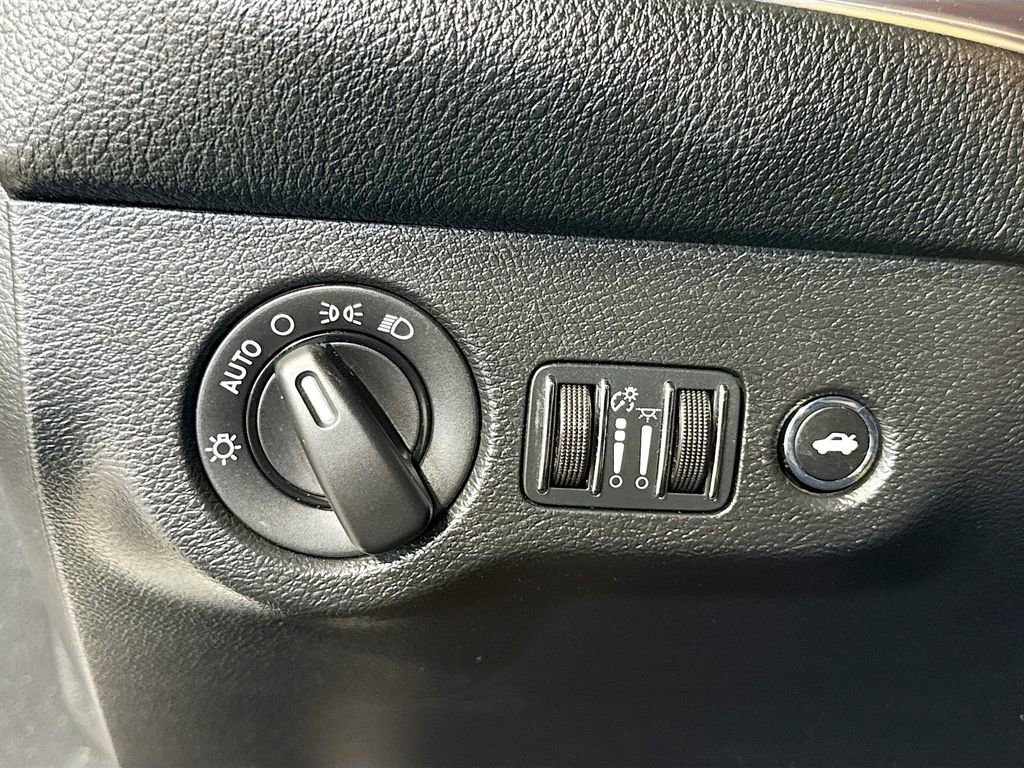Used 2016 Dodge Challenger SXT w/ Driver Convenience Group RWD image 19