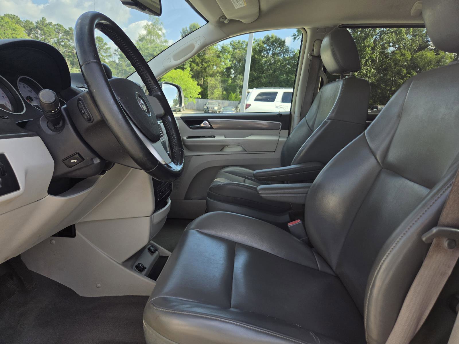 Used 2010 Volkswagen Routan SE FWD image 11