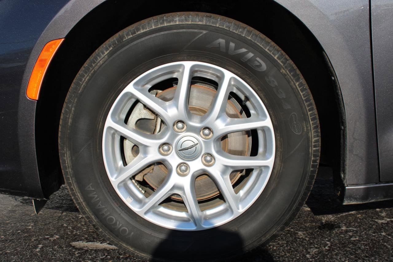 Used 2023 Chrysler Pacifica Touring-L image 46