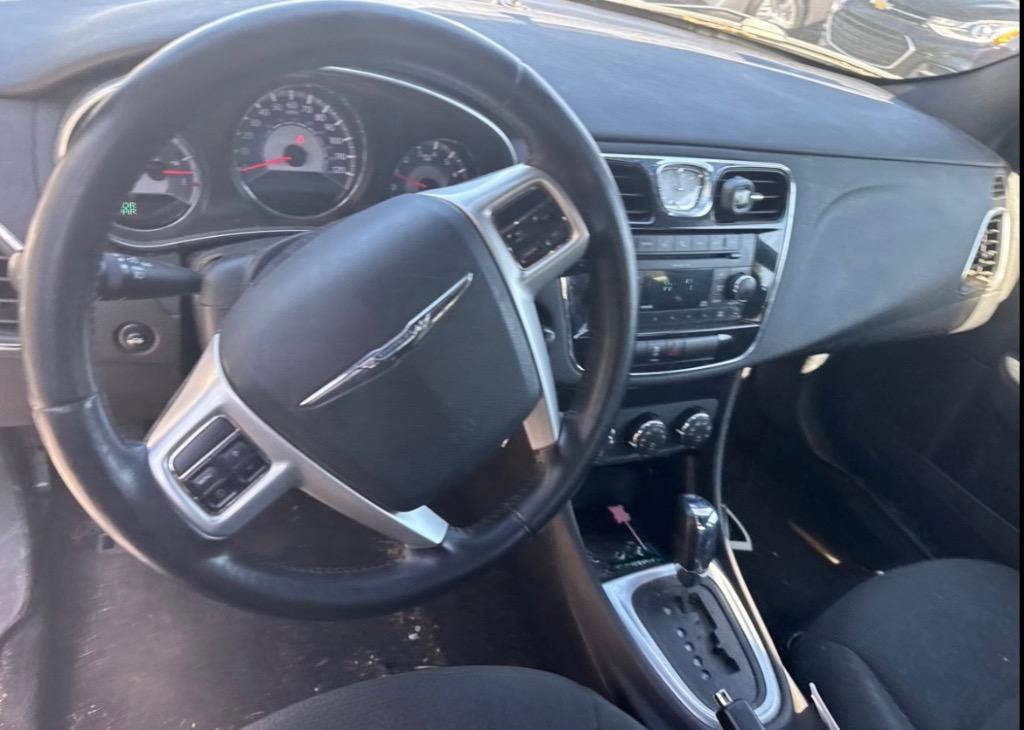 Used 2011 Chrysler 200 Touring FWD image 15
