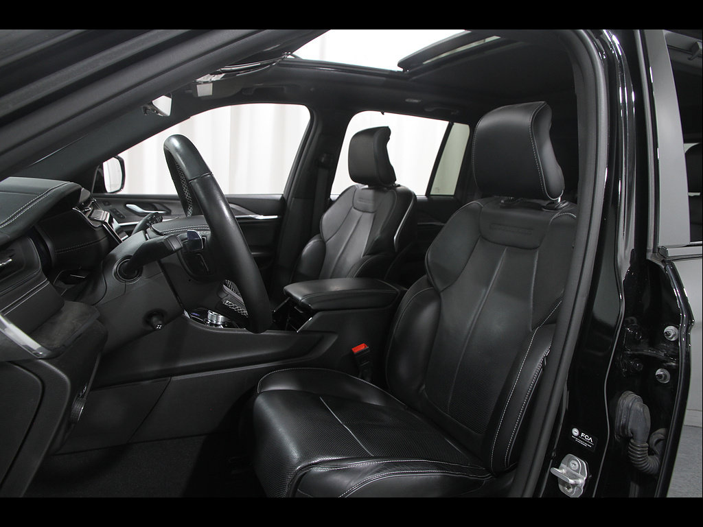 Used 2023 Jeep Grand Cherokee Overland w/ Adv Protech Group III AWD/4WD image 5