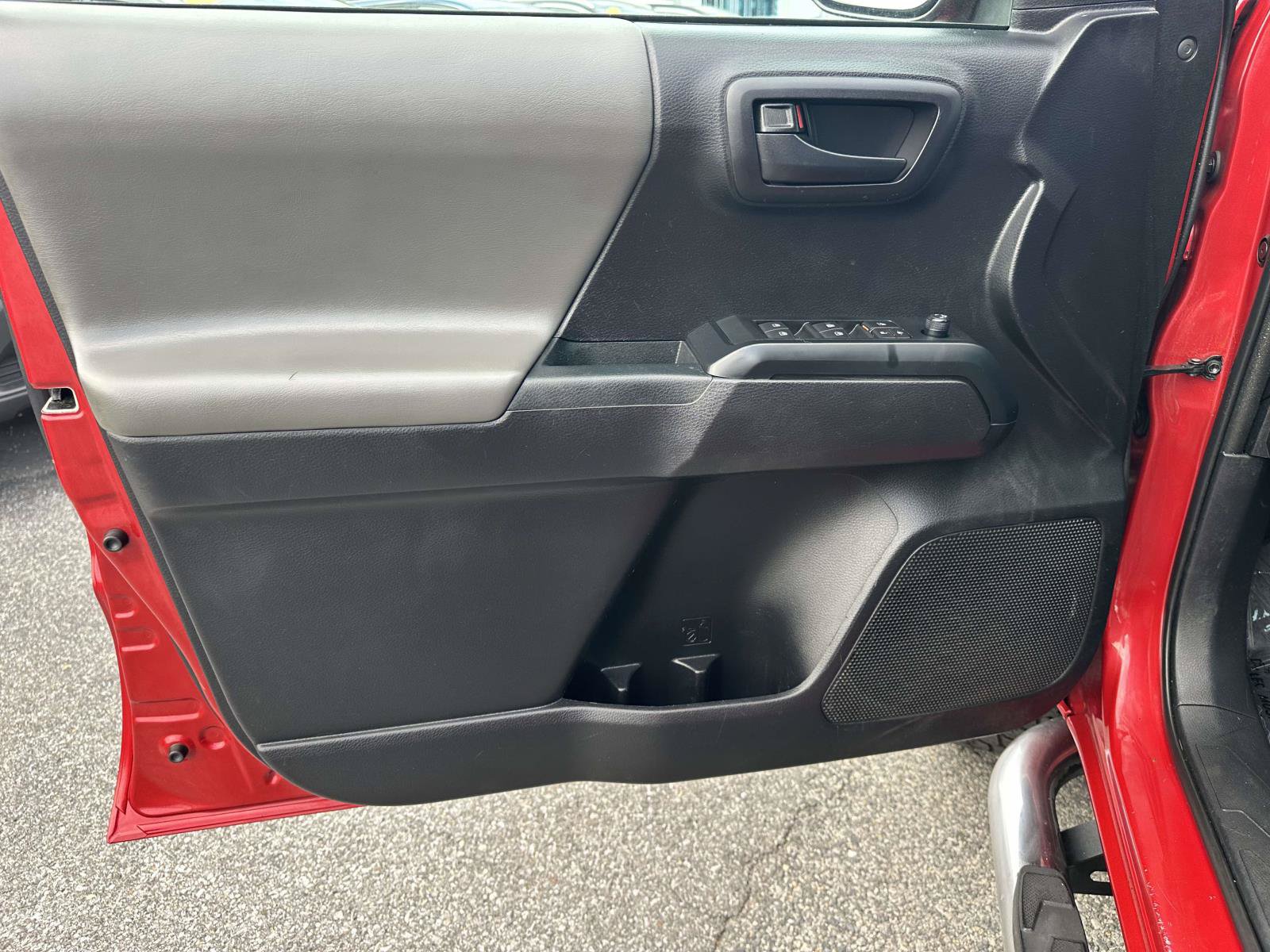 Used 2020 Toyota Tacoma SR w/ SR Convenience Package RWD image 17