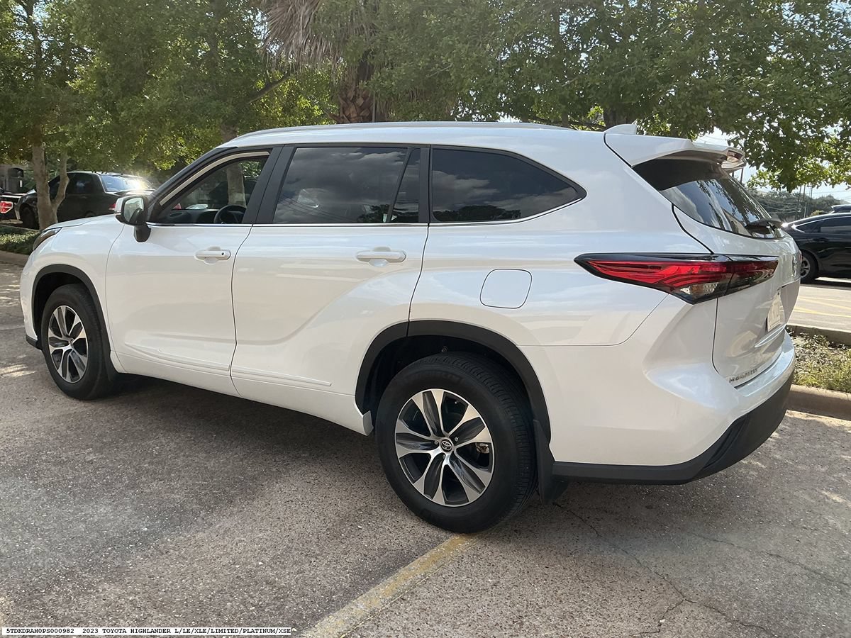 Used 2023 Toyota Highlander XLE FWD image 4