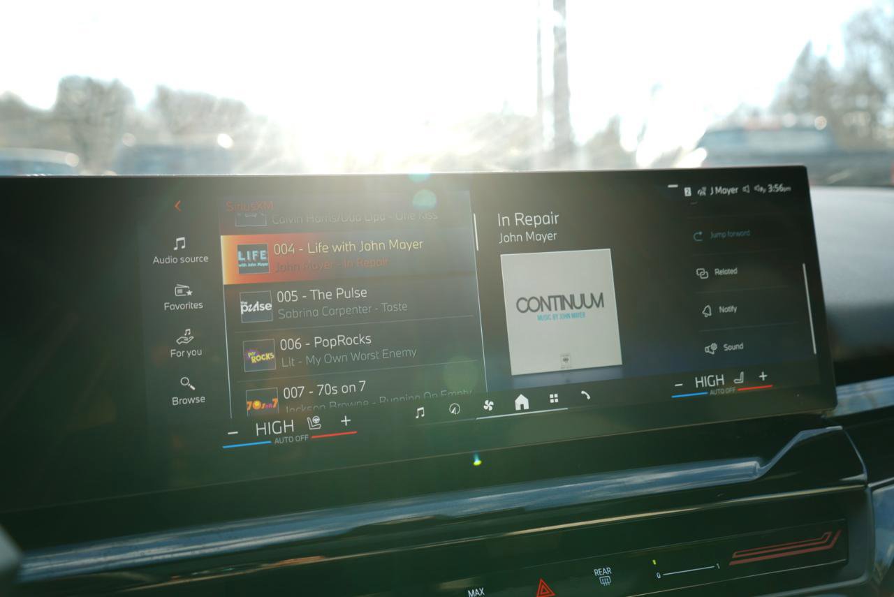 Used 2024 BMW 530i xDrive 530i xDrive Sedan w/ Convenience Package image 33