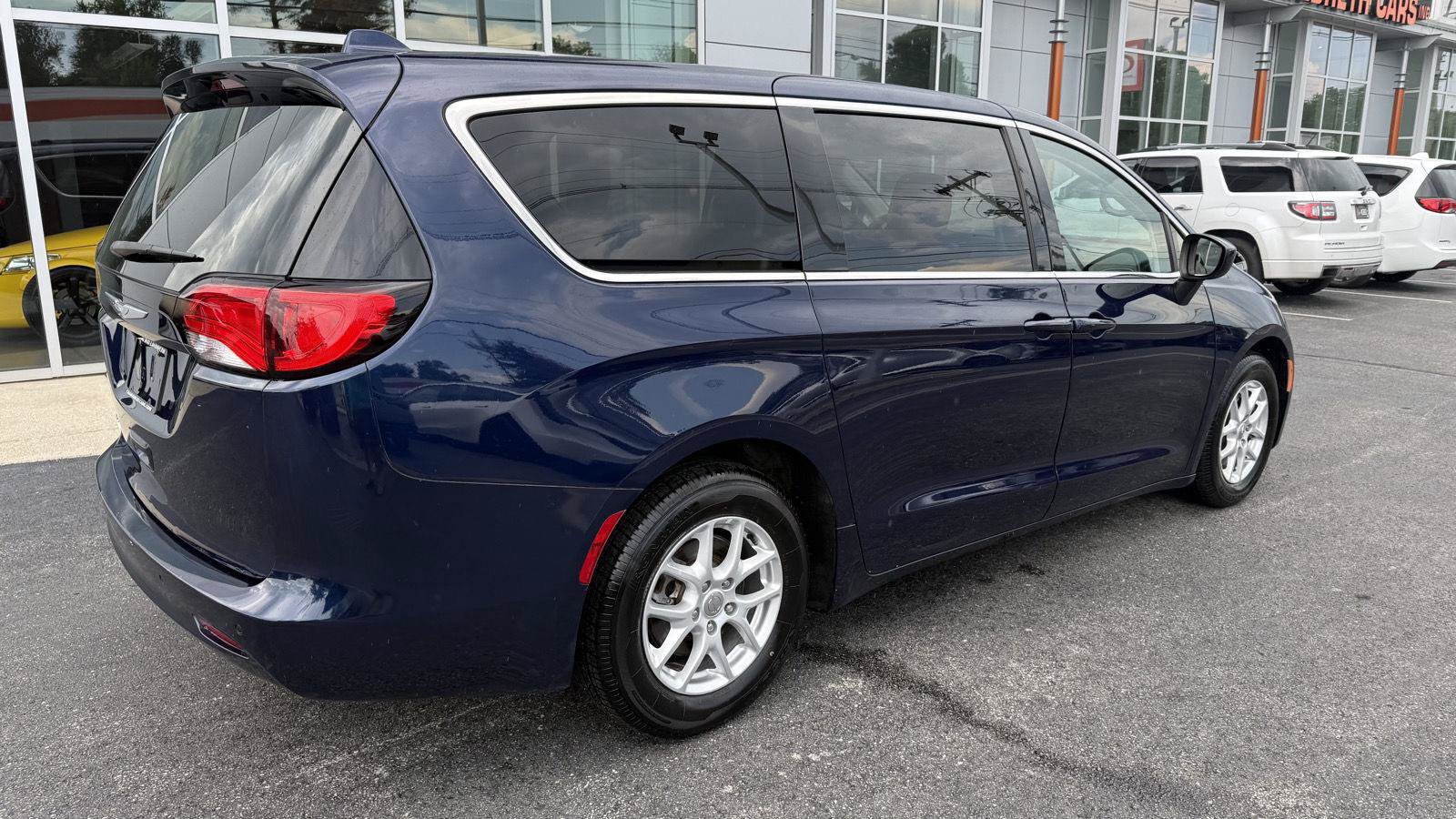 Used 2017 Chrysler Pacifica LX FWD image 2