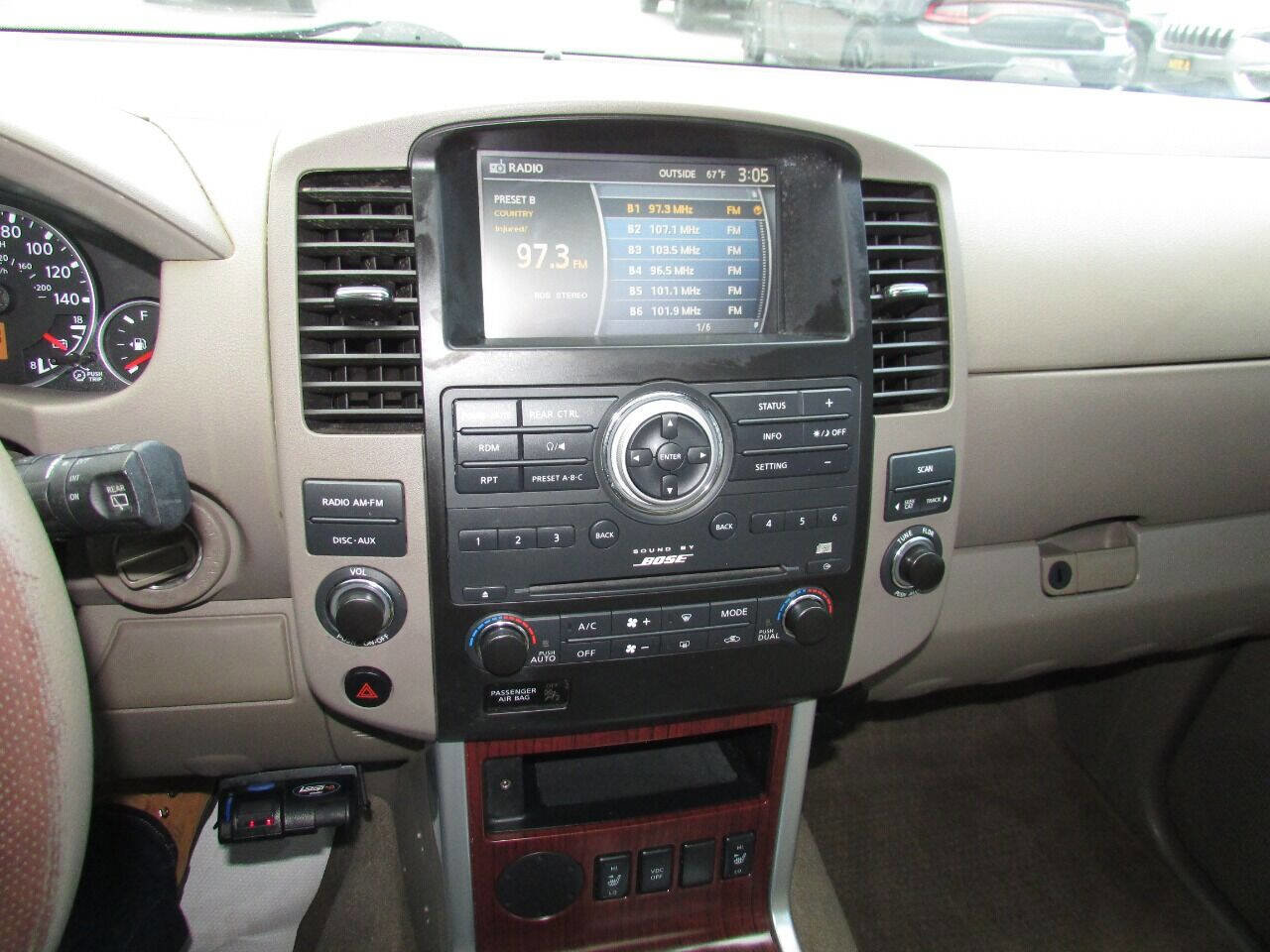 Used 2010 Nissan Pathfinder LE RWD image 16
