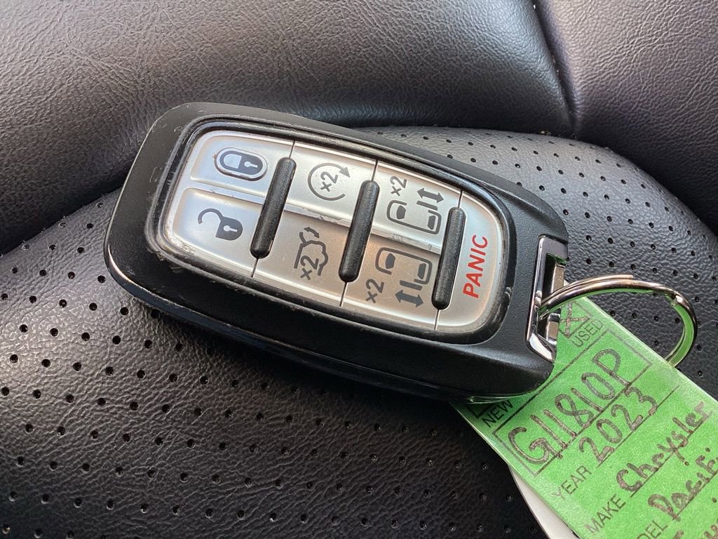 Used 2023 Chrysler Pacifica Touring-L FWD image 37