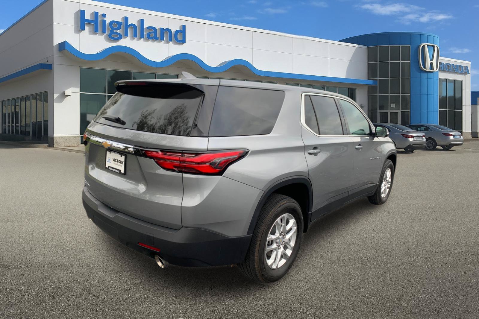 Used 2023 Chevrolet Traverse LS w/ Safety Package AWD/4WD image 5