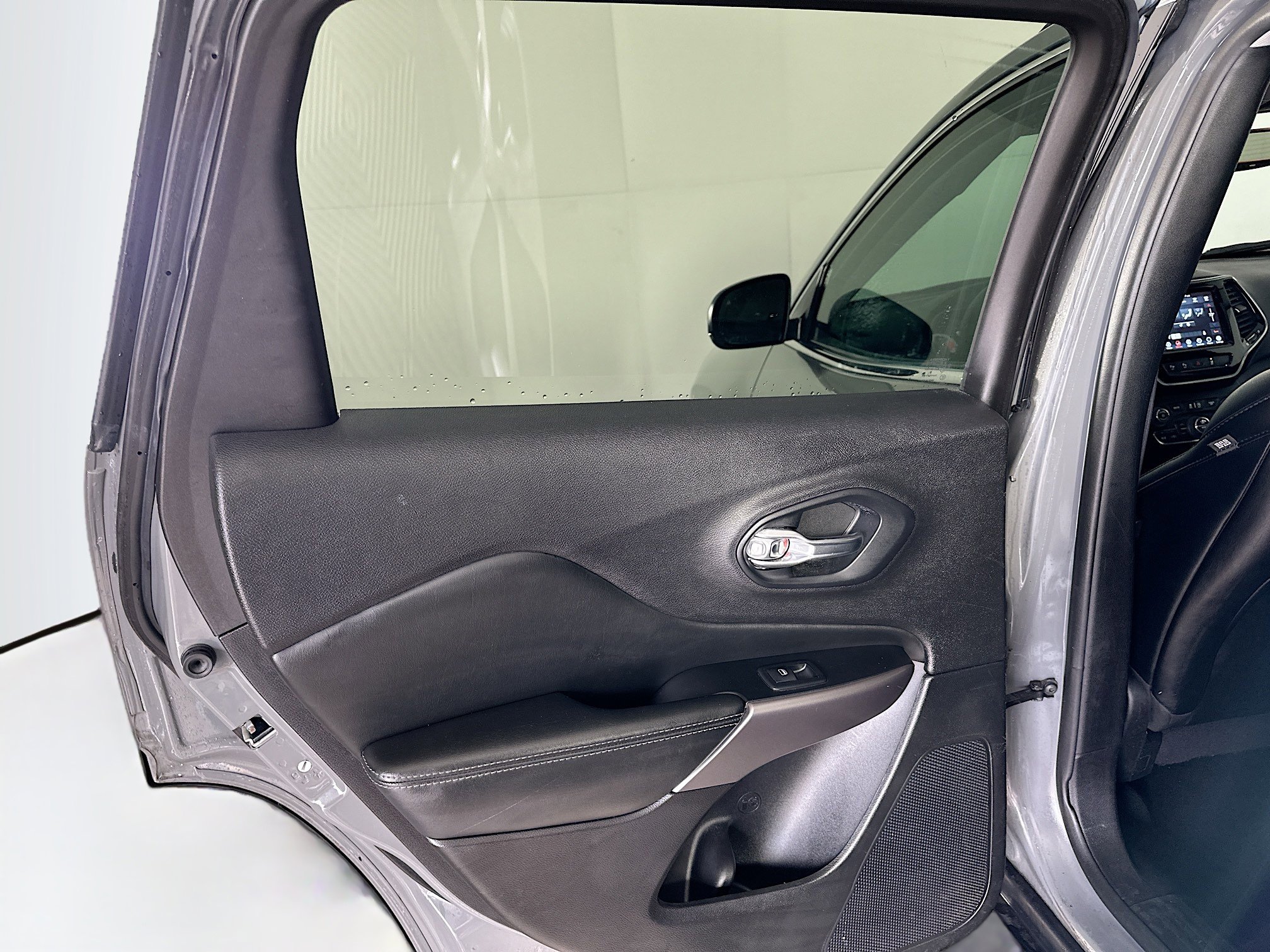 Used 2022 Jeep Cherokee Limited image 27