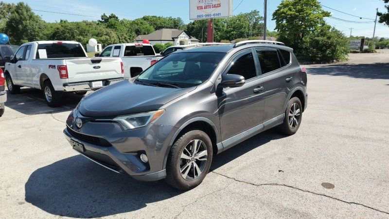 Used 2017 Toyota RAV4 XLE AWD/4WD image 1