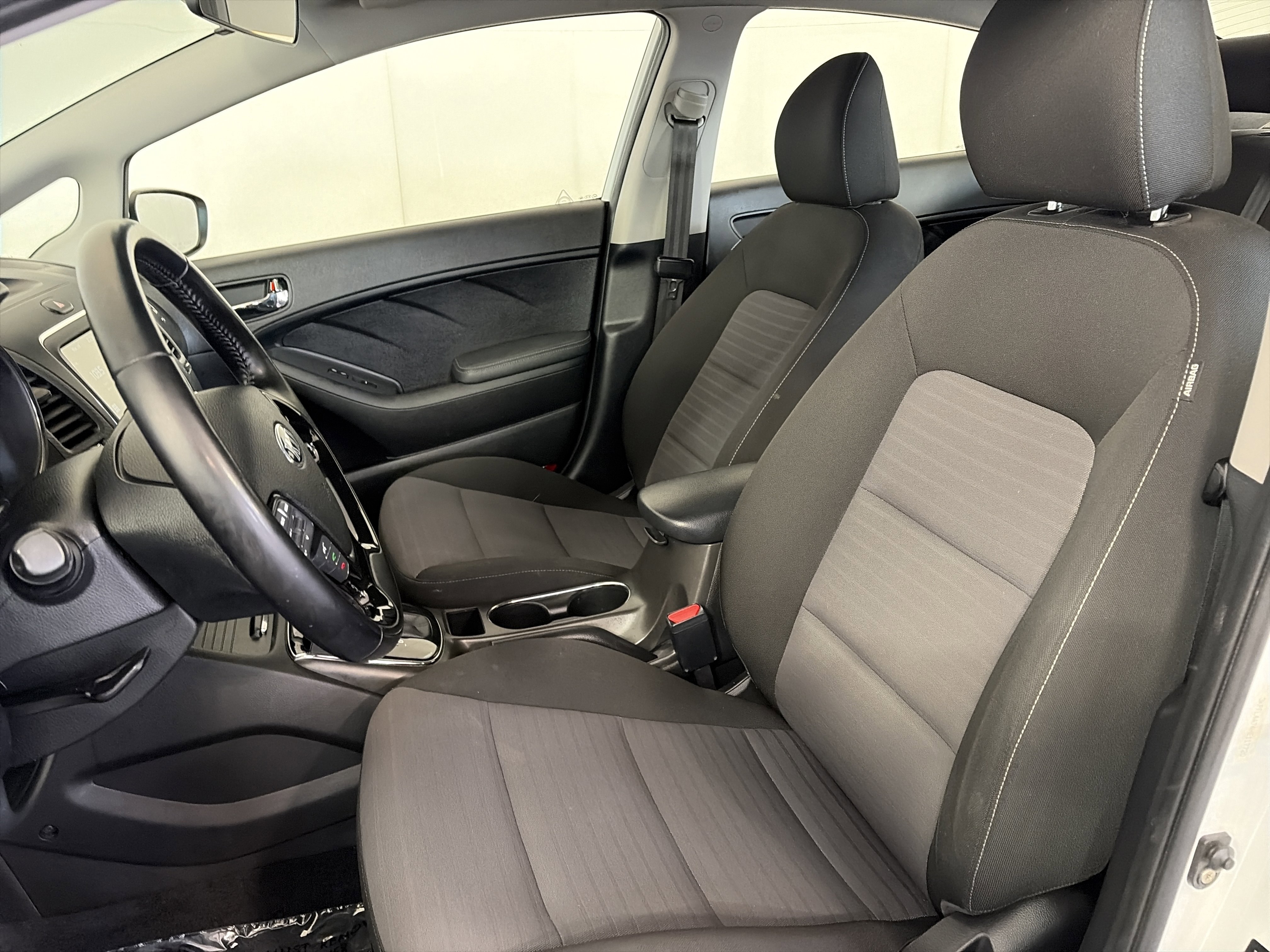 Used 2017 Kia Forte S image 12