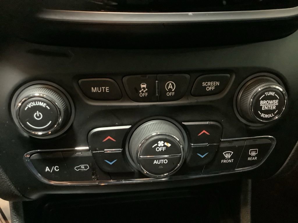 Used 2019 Jeep Cherokee Limited image 32