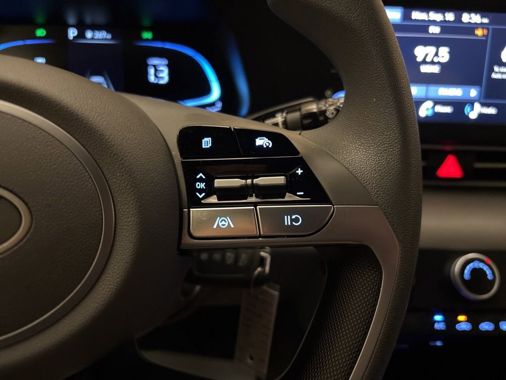 Certified 2025 Hyundai Elantra SE image 17