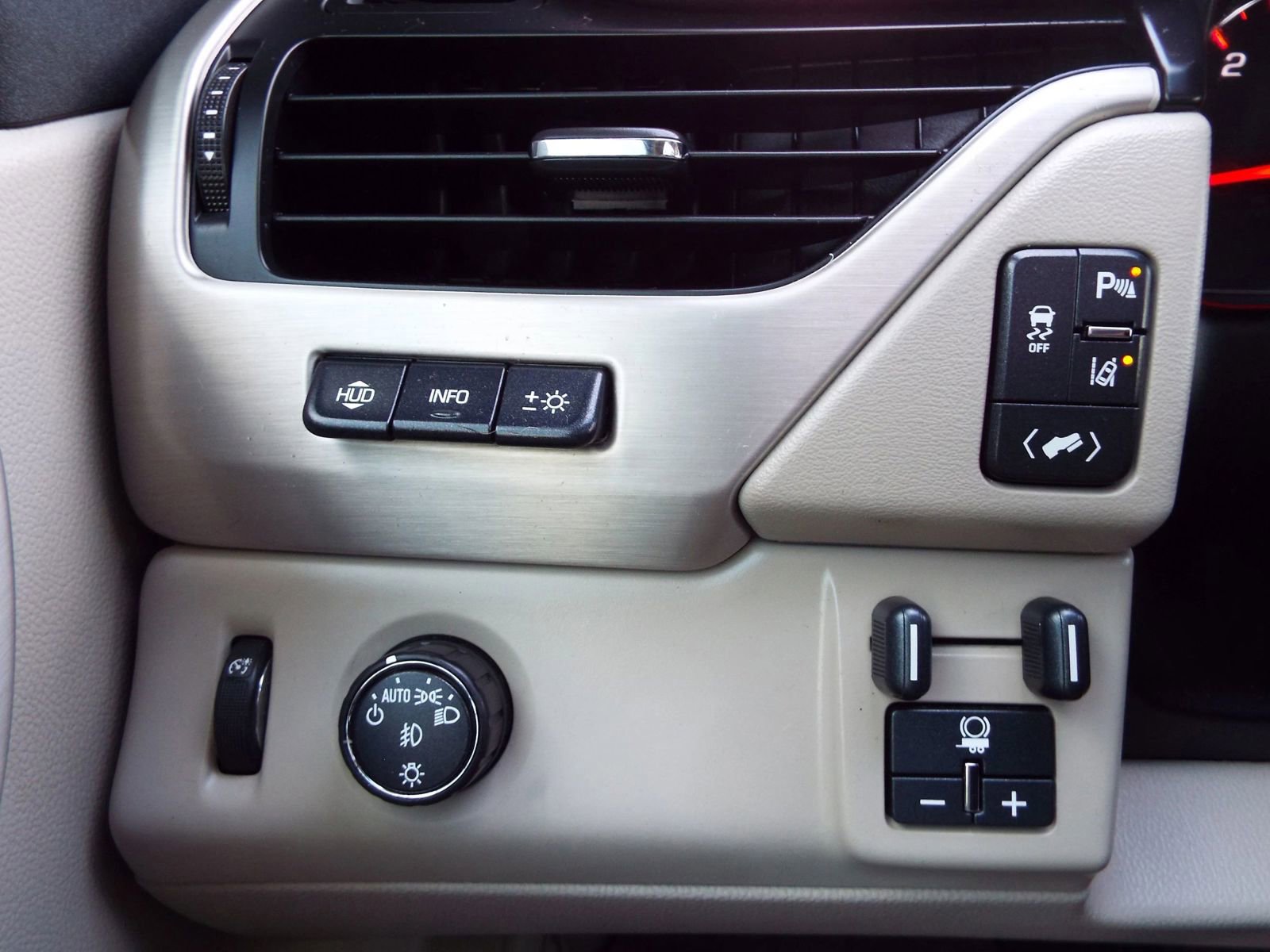 Used 2015 GMC Yukon XL Denali w/ Touring Package RWD image 31
