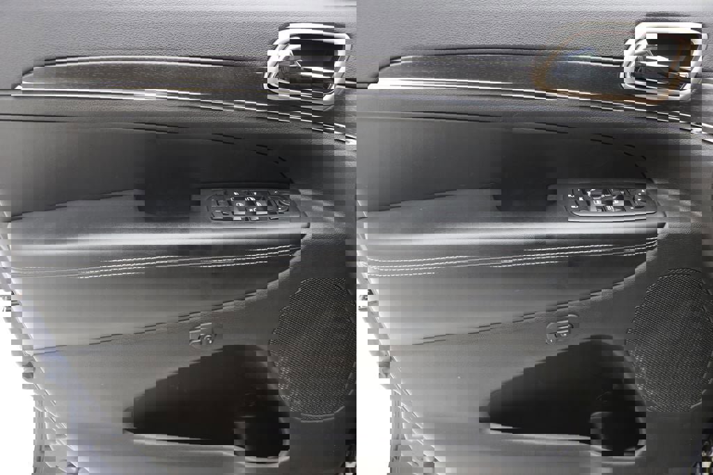 Used 2015 Jeep Grand Cherokee Limited w/ Luxury Group II image 16